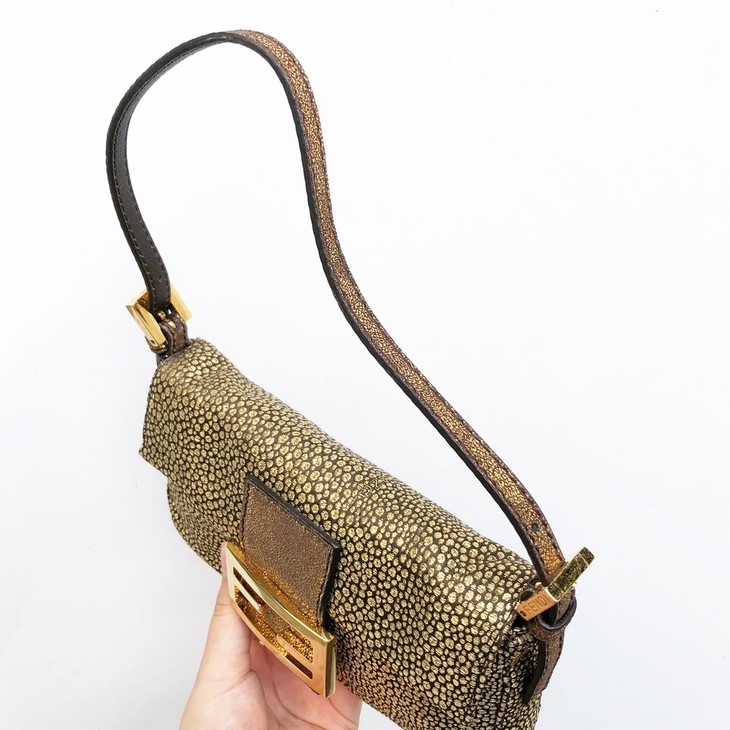 fendi芬迪黄金金灿灿刺绣法棍腋下包