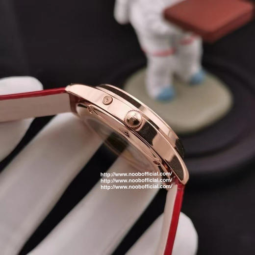 星月交辉 积善成家
IM新晋女神——积家月相大师 字面采用高温纯银镀铬尽显女神肤色光泽，太妃型指针犹如女神芊芊玉指点缀在镀银表盘优雅高贵，18*16mm蓝/红色表带 商品图11