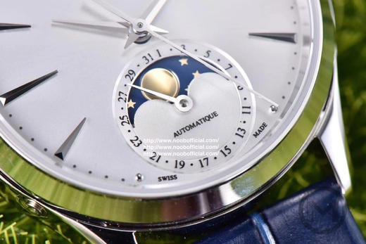 星月交辉 积善成家
IM新晋女神——积家月相大师 字面采用高温纯银镀铬尽显女神肤色光泽，太妃型指针犹如女神芊芊玉指点缀在镀银表盘优雅高贵，18*16mm蓝/红色表带 商品图3