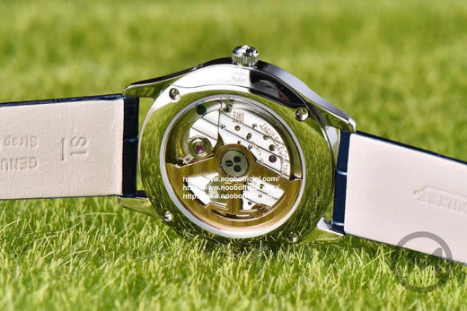 星月交辉 积善成家
IM新晋女神——积家月相大师 字面采用高温纯银镀铬尽显女神肤色光泽，太妃型指针犹如女神芊芊玉指点缀在镀银表盘优雅高贵，18*16mm蓝/红色表带 商品图4