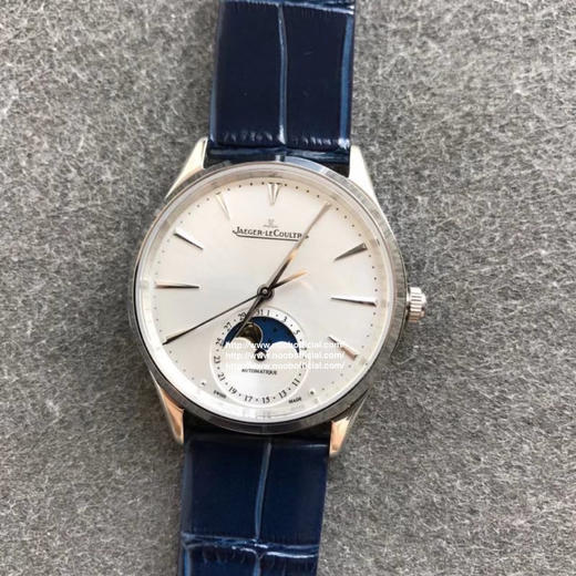 星月交辉 积善成家
IM新晋女神——积家月相大师 字面采用高温纯银镀铬尽显女神肤色光泽，太妃型指针犹如女神芊芊玉指点缀在镀银表盘优雅高贵，18*16mm蓝/红色表带 商品图12