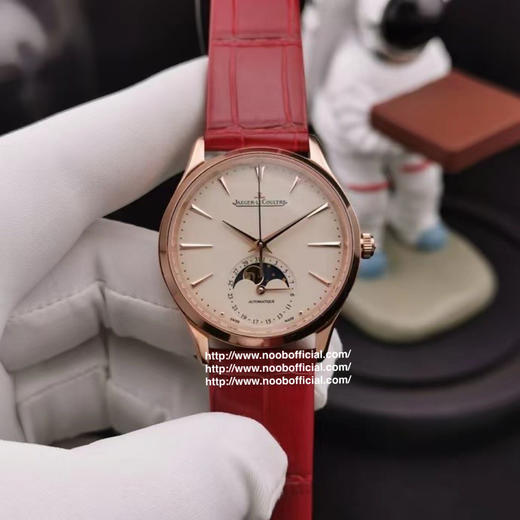 星月交辉 积善成家
IM新晋女神——积家月相大师 字面采用高温纯银镀铬尽显女神肤色光泽，太妃型指针犹如女神芊芊玉指点缀在镀银表盘优雅高贵，18*16mm蓝/红色表带 商品图14