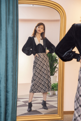  这一身搭配尽显复古优雅呀！