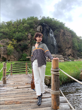 男友风的几何拼接衬衫搭配白裤子黑色短靴，真的好酷。