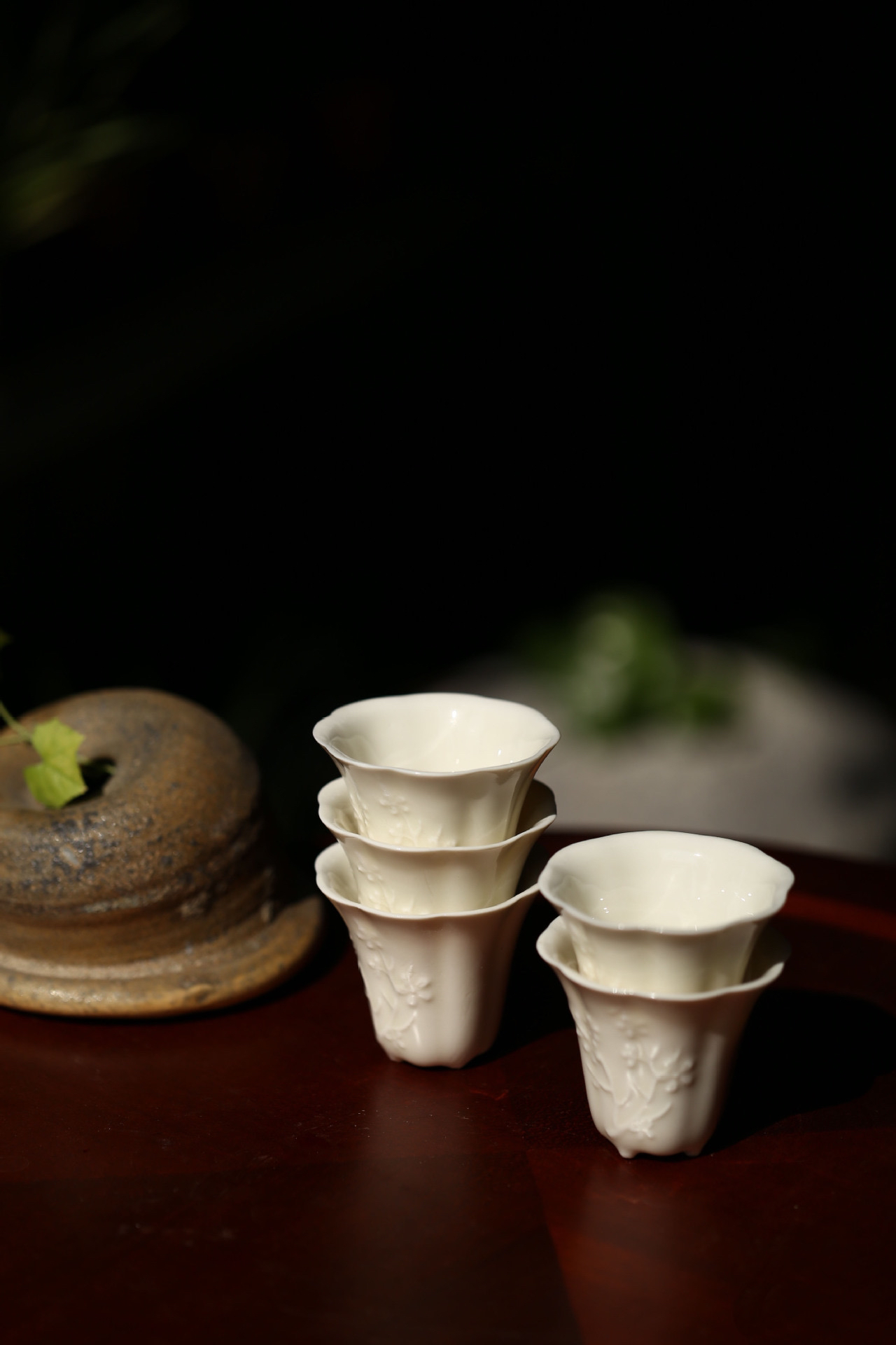 德化 仿明梅花茶杯 釉下手工雕刻品茗杯 素雅主人杯 闻香杯