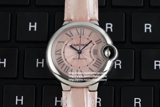 V6蓝气球V7版本 33mm/36mm日本机械
进口油墨印刷，保证字体光泽饱满。超精密镀银扭索雕纹表盘，底纹放大多少倍依然光滑无瑕疵。进口蓝色尖晶石，绽放迷人幽兰之光 商品图11