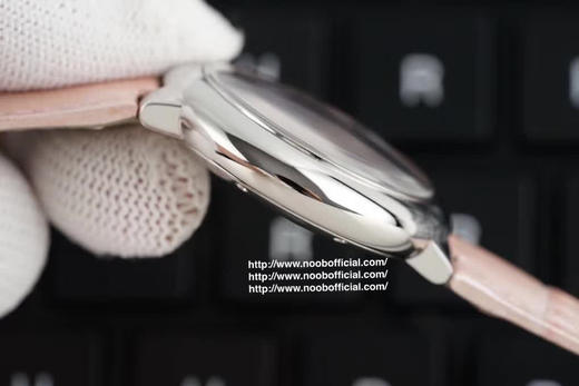 V6蓝气球V7版本 33mm/36mm日本机械
进口油墨印刷，保证字体光泽饱满。超精密镀银扭索雕纹表盘，底纹放大多少倍依然光滑无瑕疵。进口蓝色尖晶石，绽放迷人幽兰之光 商品图14