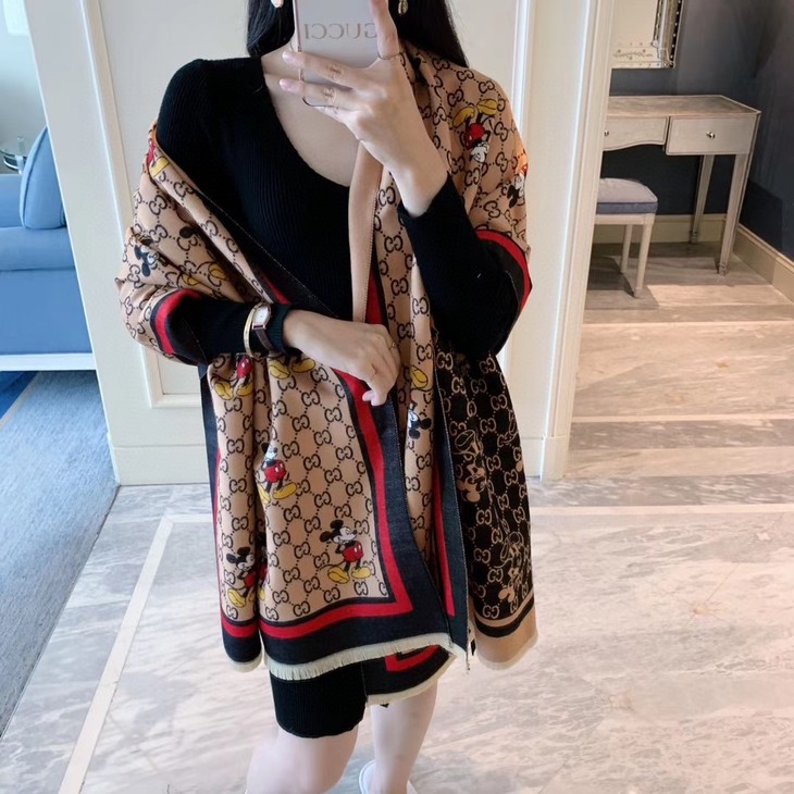 点此购买 gucci×米奇保暖羊绒围巾披肩 adou171922