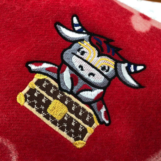 2库 新年大红色刺绣牛头铃铛山羊绒围巾