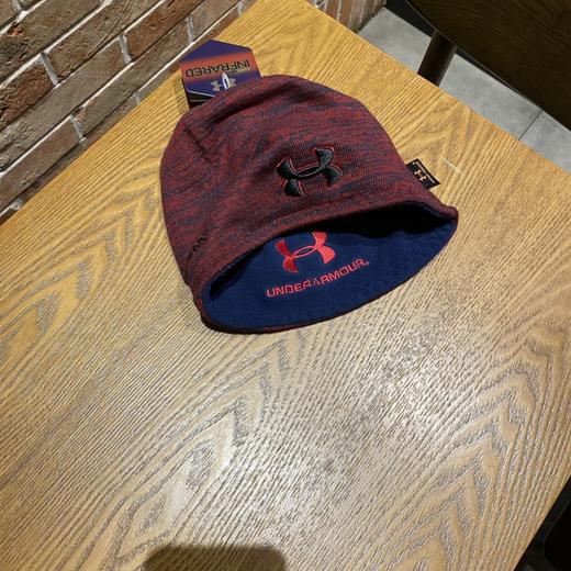 点此购买 安德玛冬季两面带摇粒绒毛线帽 yb172122