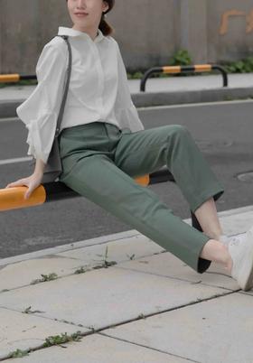 一件不普通的白衬衫，让日常穿搭多一些趣味。