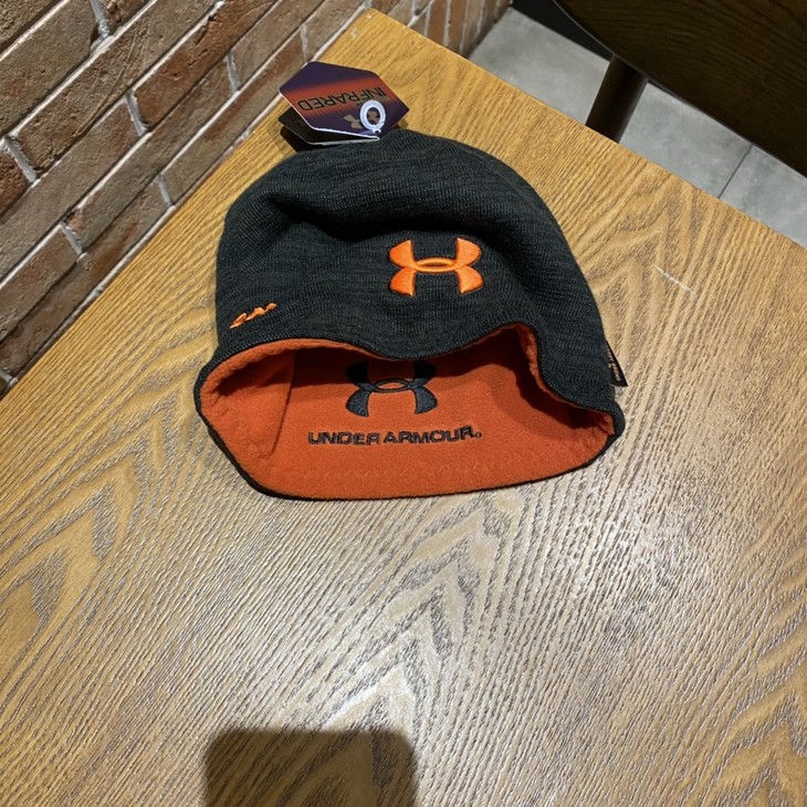 点此购买 安德玛冬季两面带摇粒绒毛线帽 yb172122