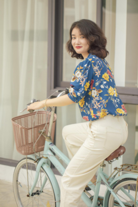 印花上衣搭配燕麦色牛仔裤，更显复古风情~