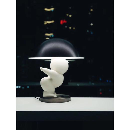 与光共舞 光头仔雕塑台灯 商品图3