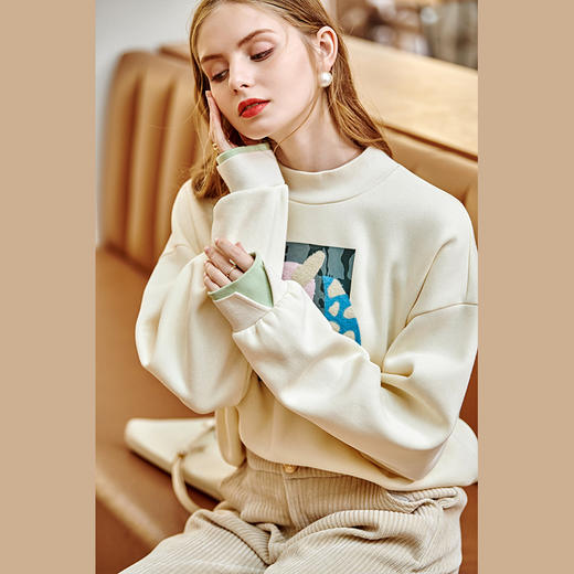 欧芮儿卫衣女秋冬新款小高领艺术感立体图案加绒时髦减龄上衣 商品图3