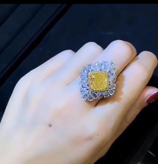 「幸运草」GIA黄钻戒指吊坠两用

5.01克拉GIA黄钻
2.77克拉钻石 商品图1