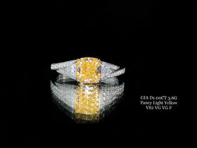 「角度」GIA黃钻戒指
GIA黄钻枕形切割1.00克拉（Fancy Light Yellow, VS2, VG VG, F ）
0.31克拉钻石
3.60克18K白金