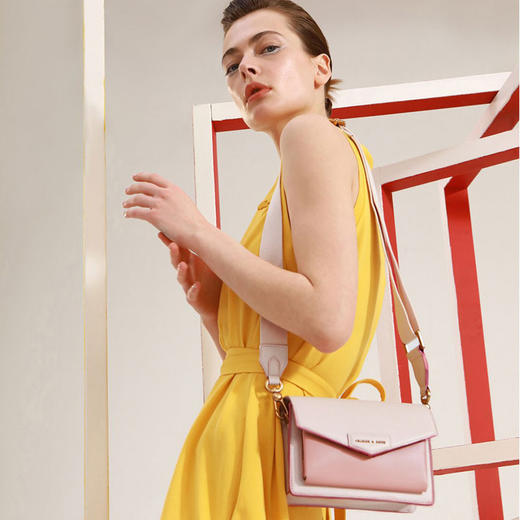CHARLES&KEITH 小CK 简约信封女士浅粉色翻盖单肩包宽肩带 商品图4