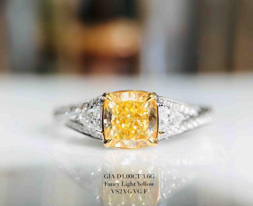 「角度」GIA黃钻戒指
GIA黄钻枕形切割1.00克拉（Fancy Light Yellow, VS2, VG VG, F ）
0.31克拉钻石
3.60克18K白金 商品图2