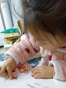 《0-3岁食育玩具书》：糯糯一看到切好的苹果就去翻书了