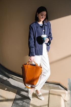  这款海军蓝夹克外套有独特的个小心机设计~