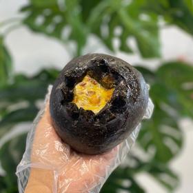 火焰山（约下午2点出炉）微辣；里面还有芝士和肉肠