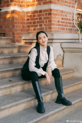 这款浅杏色衬衫，妥妥的复古宫廷风~