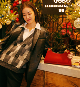 这样搭配既显气场，又不失浪漫风情~