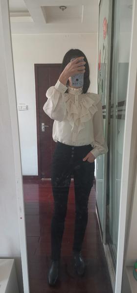 面料轻薄，珠光光泽，很显质感