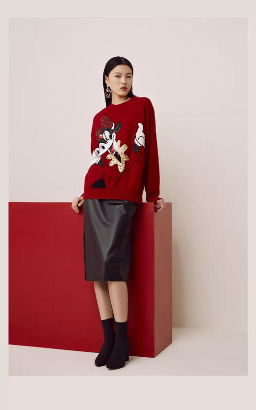 ME&CITY
直身略宽松版迪士尼IP牛形象提花平整嵌花工艺亮片刺绣工艺毛衫 商品图1