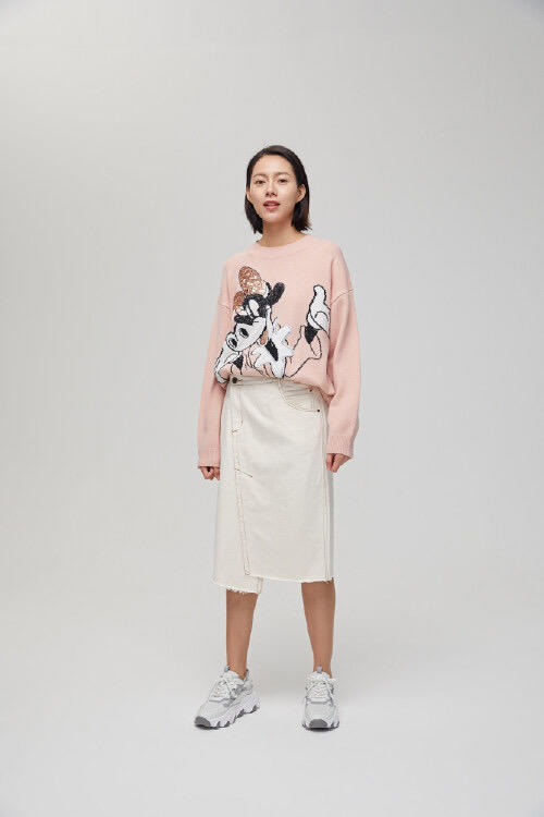 ME&CITY
直身略宽松版迪士尼IP牛形象提花平整嵌花工艺亮片刺绣工艺毛衫 商品图9