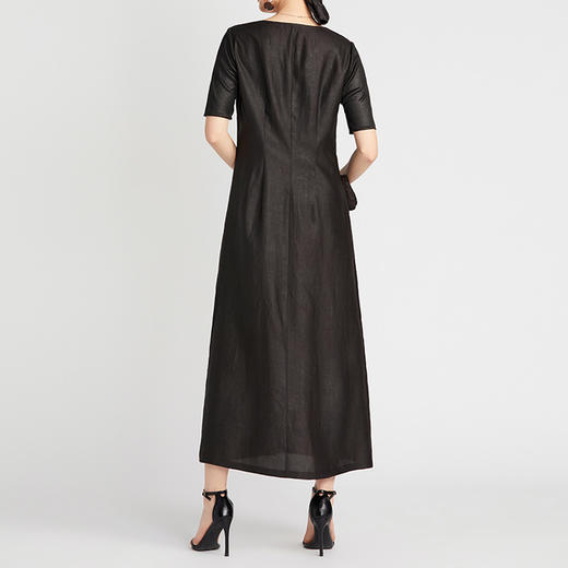 TANGY Collection/天意精品2021年春季新品聊春系列重工钉珠V领莨绸连衣裙 商品图2