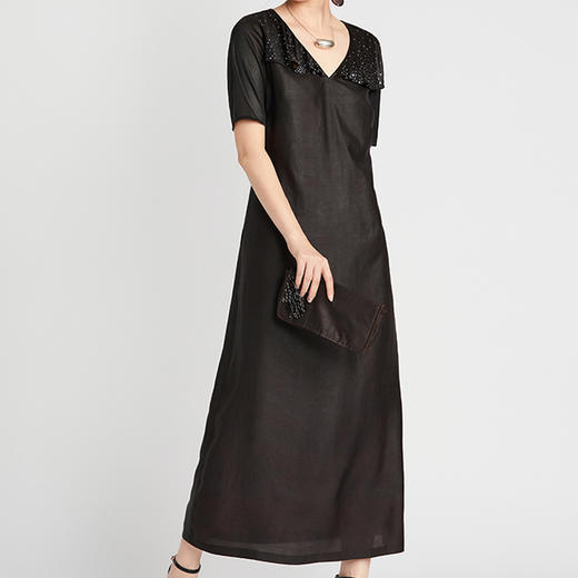 TANGY Collection/天意精品2021年春季新品聊春系列重工钉珠V领莨绸连衣裙 商品图3