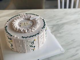 复古裱花奶油生日蛋糕