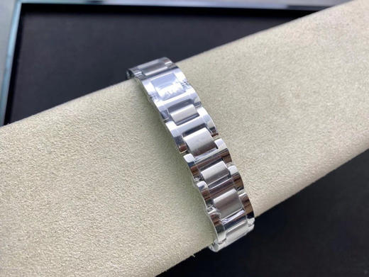 AF创新神作【真假合并 天下无双】
史上一款配件可以与原装通用的蓝气球---卡地亚蓝气球大热门之33mm系列。表盘，指针，尖晶石把的，包括机芯都与原厂同源。刷新多项复刻记录，缔造蓝气球复刻神话 商品图3