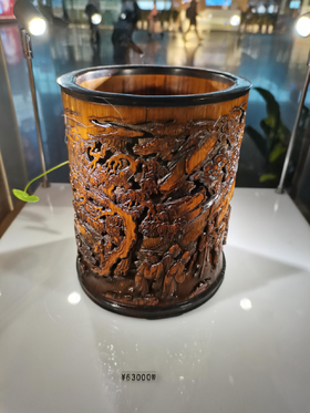 《行旅图》竹雕笔筒