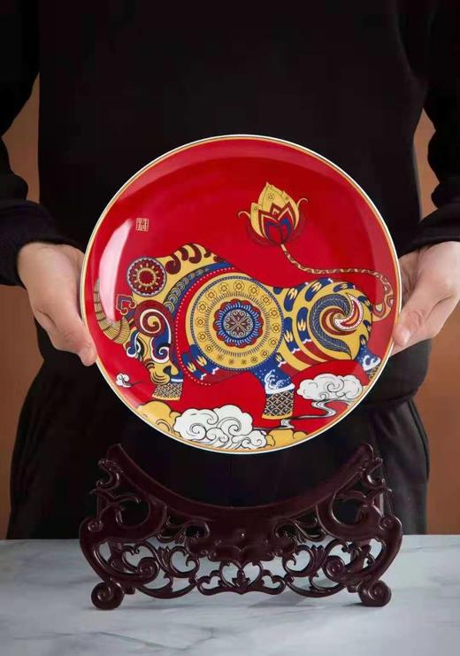 《牛转乾坤》生肖礼品瓷盘 商品图2