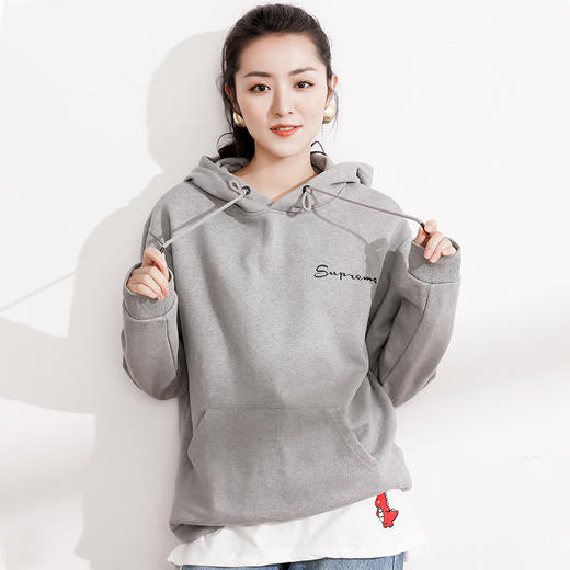 两件减5元【Avann纯白长袖打底面膜衣】刺猬绣款下摆开叉，舒适显瘦，不同身材均可轻松驾驭，做工精细，三个可爱小图案可选 商品图3