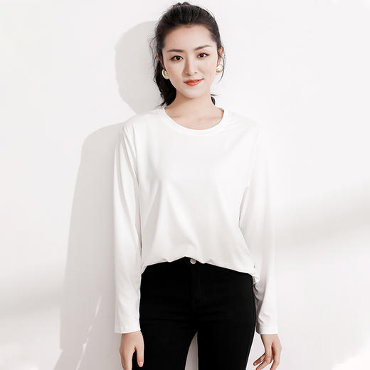 两件减5元【Avann纯白长袖打底面膜衣】刺猬绣款下摆开叉，舒适显瘦，不同身材均可轻松驾驭，做工精细，三个可爱小图案可选 商品图6