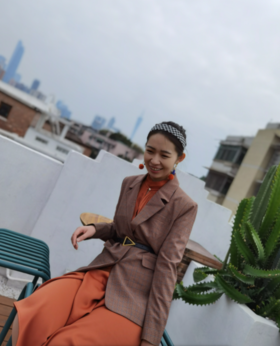 西装复古风，格纹很好看，面料手感柔软舒适