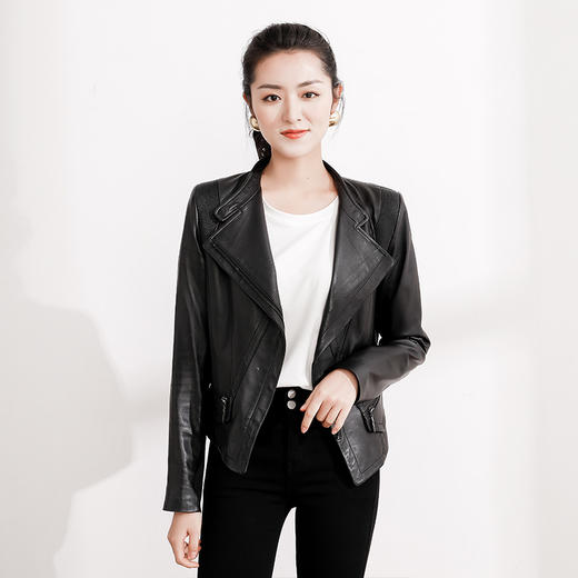 两件减5元【Avann纯白长袖打底面膜衣】刺猬绣款下摆开叉，舒适显瘦，不同身材均可轻松驾驭，做工精细，三个可爱小图案可选 商品图1