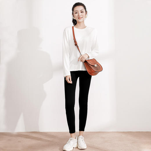 两件减5元【Avann纯白长袖打底面膜衣】刺猬绣款下摆开叉，舒适显瘦，不同身材均可轻松驾驭，做工精细，三个可爱小图案可选 商品图5