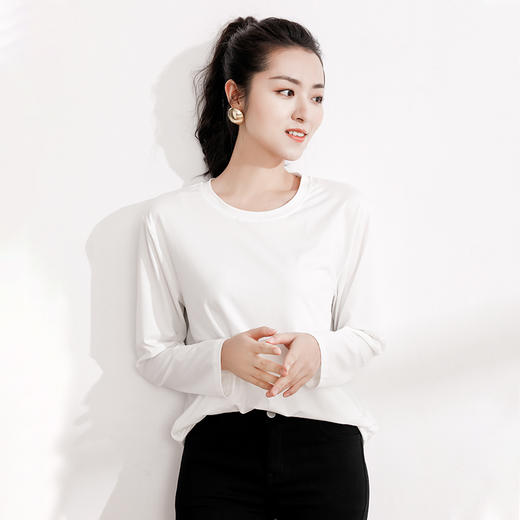 两件减5元【Avann纯白长袖打底面膜衣】刺猬绣款下摆开叉，舒适显瘦，不同身材均可轻松驾驭，做工精细，三个可爱小图案可选 商品图0