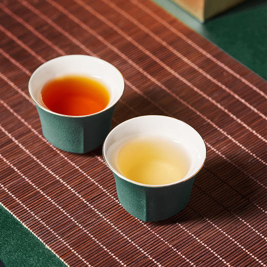 双燕朝阳1号礼盒(滇绿、滇红、茶水分离杯) 商品图4