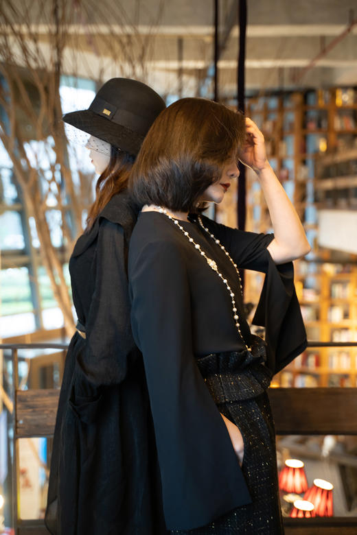 臣禾经典黑色小开袖上衣9211051976【奥莱】 商品图2