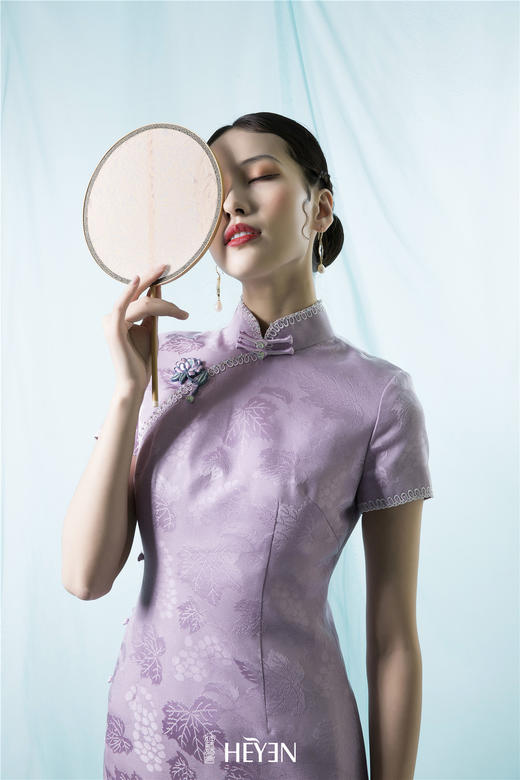 荷言HEYEN 玫瑰缠枝 真丝葡萄纹重绉+玫瑰盘扣紫色旗袍高级定制 商品图1