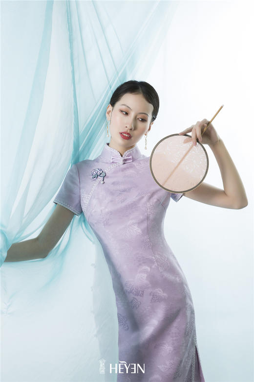 荷言HEYEN 玫瑰缠枝 真丝葡萄纹重绉+玫瑰盘扣紫色旗袍高级定制 商品图0