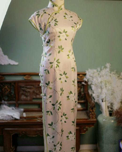 一池春水
荷言HEYAN#一池春水 栀子花印花真丝双绉面料+草绿色盘香扣手工旗袍 商品图1