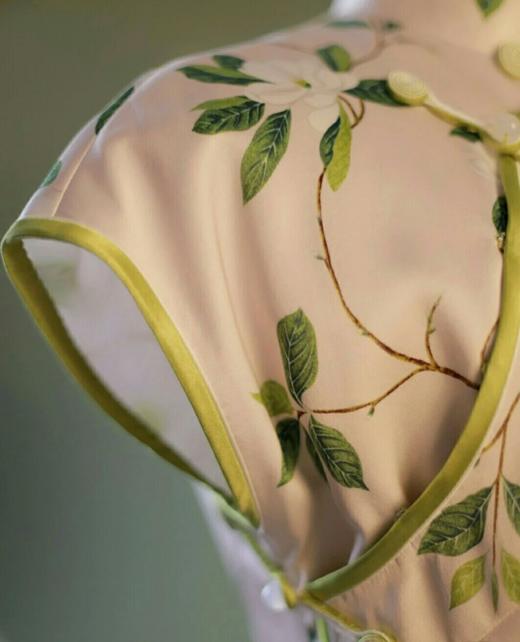 一池春水
荷言HEYAN#一池春水 栀子花印花真丝双绉面料+草绿色盘香扣手工旗袍 商品图2