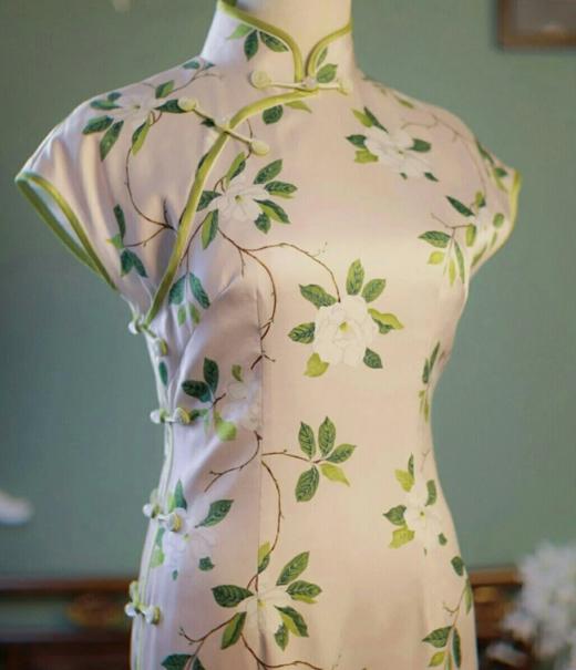 一池春水
荷言HEYAN#一池春水 栀子花印花真丝双绉面料+草绿色盘香扣手工旗袍 商品图0